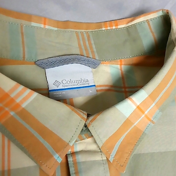 Columbia..Short Sleeve Button Down..Tan - Picture 5 of 6